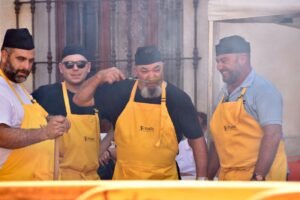 Paella de la Casa – Our Favorite Spanish Chicken Paella